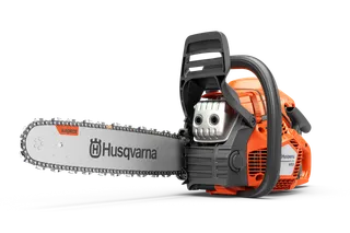 Sidovy av en motorsåg från Husqvarna med synlig kedja och handtag.