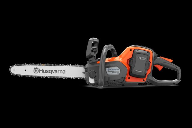 Vue latérale d’une scie à chaîne à batterie Husqvarna.