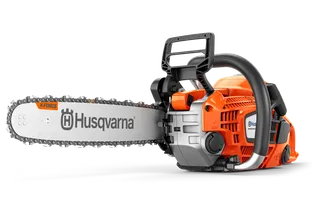 Vy från sidan av en Husqvarna-motorsåg med ergonomiskt handtag och synlig logotyp.