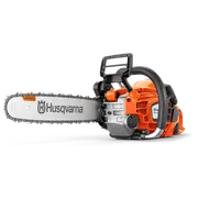 Vy från sidan av en Husqvarna-motorsåg med ergonomiskt handtag och synlig logotyp.