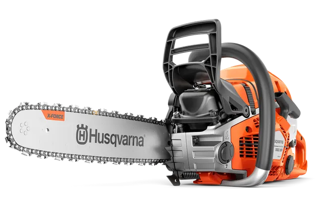 Zijaanzicht van een Husqvarna 560 XP® Mark II kettingzaag met X-Force-zaagblad en ergonomische handgreep.