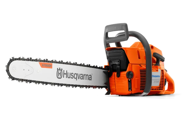 Вид ланцюгової пилки Husqvarna збоку з видимими літераціями на лезі.