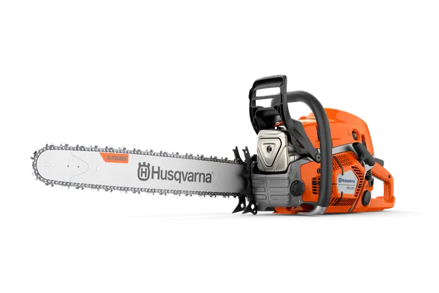 Widok z boku pilarki Husqvarna z widocznym łańcuchem i uchwytem.