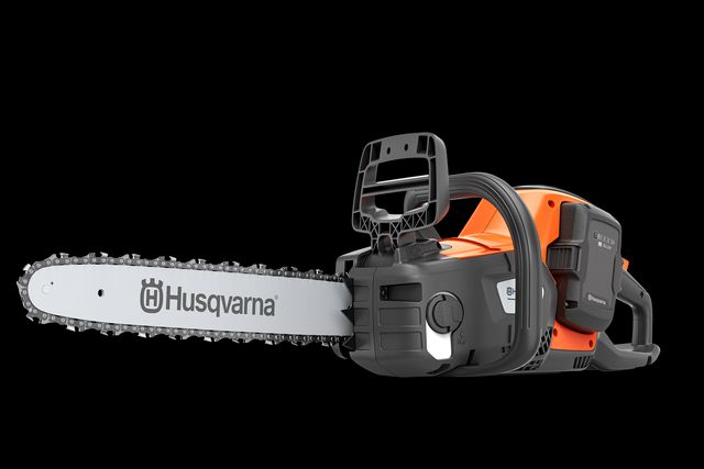 A Husqvarna láncfűrész oldalnézete látható lánccal és fogantyúval.