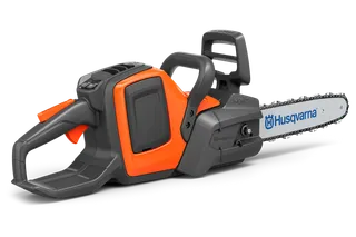 Zijaanzicht van een Husqvarna-kettingzaag met ergonomisch handvat en veiligheidsvoorzieningen.
