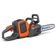 Zijaanzicht van een Husqvarna-kettingzaag met ergonomisch handvat en veiligheidsvoorzieningen.