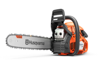 Zijaanzicht van een Husqvarna 450S-kettingzaag met X-Torq-motortechnologie.