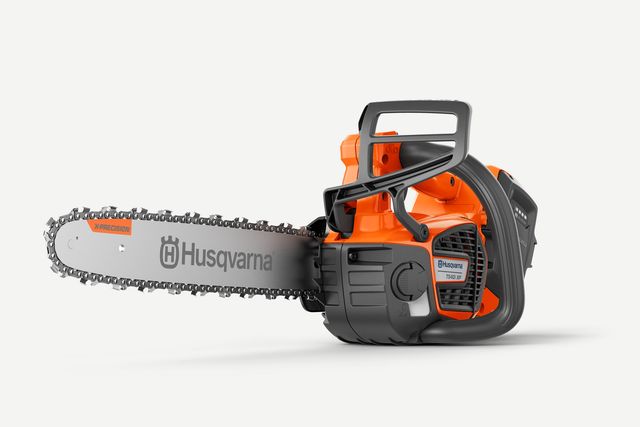 Vue latérale d’une tronçonneuse Husqvarna avec marque visible sur la lame.