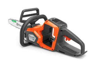 Вигляд збоку на акумуляторну ланцюгову пилку Husqvarna з ергономічною ручкою та видимим ланцюгом.