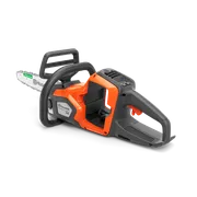Вигляд збоку на акумуляторну ланцюгову пилку Husqvarna з ергономічною ручкою та видимим ланцюгом.