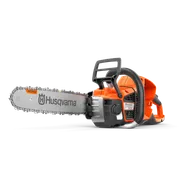 Set fra siden af en Husqvarna-kædesav, der viser X-Force-sværdet og det ergonomiske håndtag.