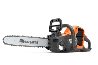 Vy från sidan av en batteridriven Husqvarna-motorsåg med synlig märkning.