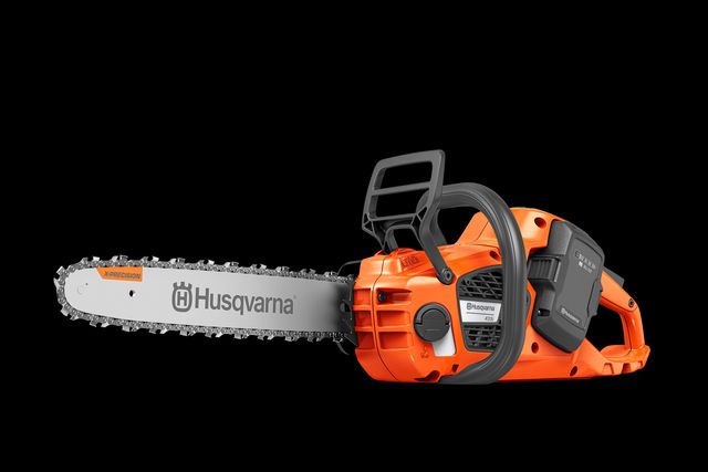 Oldalnézet egy Husqvarna láncfűrész elemtartóval.