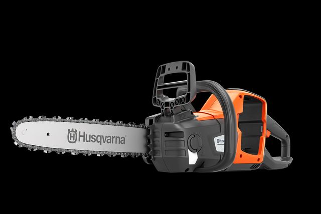 Sett fra siden av en Husqvarna-motorsag med synlig batterirom.