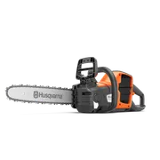 Zijaanzicht van een Husqvarna-kettingzaag met zichtbaar batterijcompartiment.