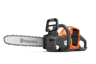 Vy från sidan av en Husqvarna-motorsåg med synligt batterifack.