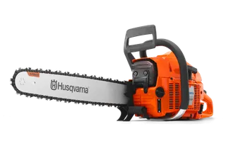 Вид ланцюгової пилки Husqvarna збоку з видимими ланцюгом і ручкою.