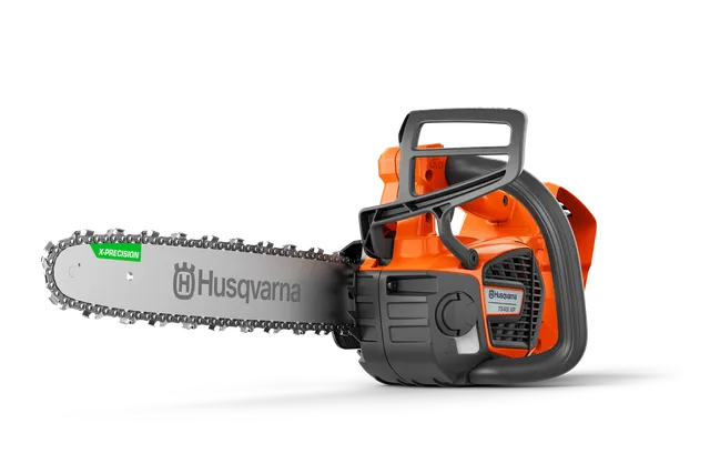 Вид збоку на ланцюгову пилку Husqvarna з видимим ланцюгом та ергономічною ручкою.