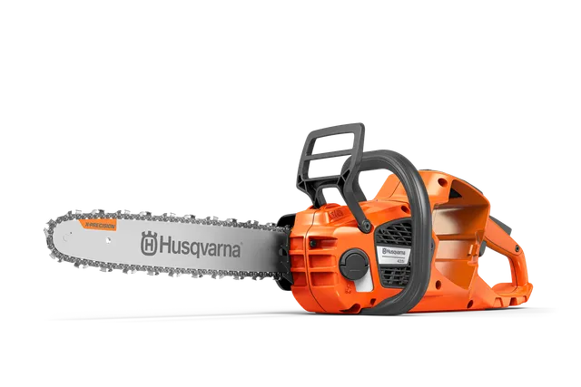 Widok z boku na pilarkę Husqvarna prezentującą jej ergonomiczną konstrukcję.