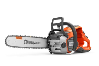 En motorsåg från Husqvarna med X-Force-svärd och ergonomiskt handtag från sidan.