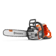 En motorsåg från Husqvarna med X-Force-svärd och ergonomiskt handtag från sidan.