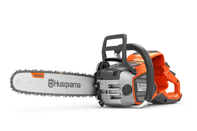 Вид збоку на ланцюгову пилку Husqvarna з шиною X-Force та ергономічною рукояткою.
