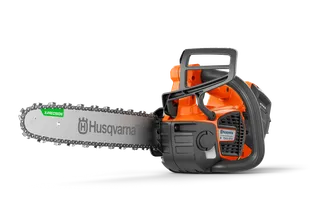 Sivukuva Husqvarna-moottorisahasta, jossa on ergonominen kahva ja näkyvä tuotemerkki.