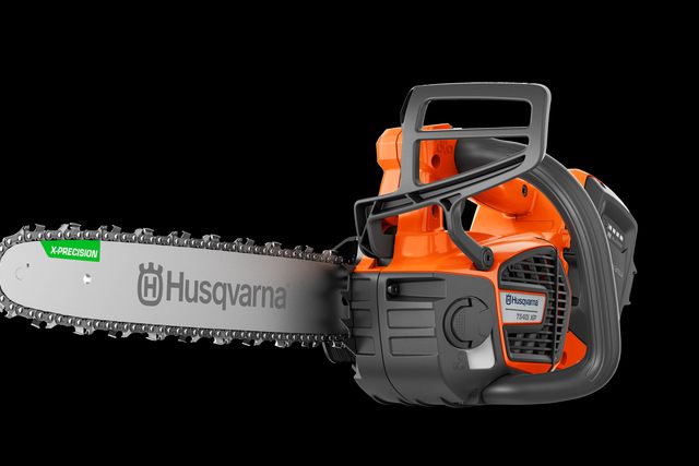 Seitenansicht einer Husqvarna Motorsäge mit ergonomischem Griff und sichtbarer Kette.