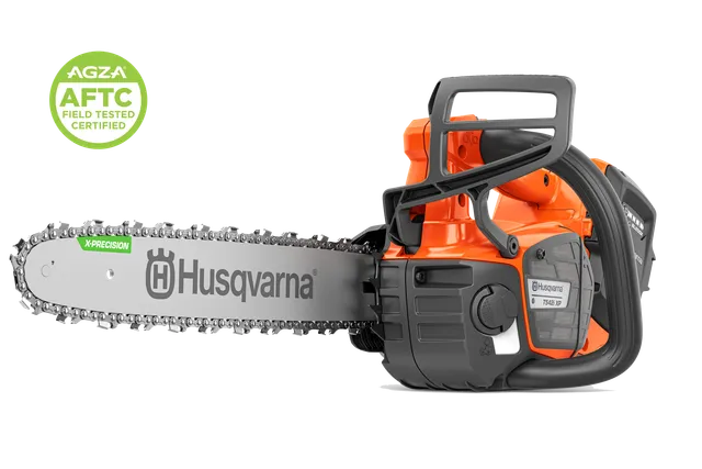 Vista lateral para o estúdio de uma motosserra Husqvarna com lâmina e corrente-guia, emblema de certificação AGZA AFTC.