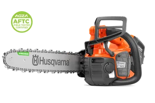 Vista lateral para o estúdio de uma motosserra Husqvarna com lâmina e corrente-guia, emblema de certificação AGZA AFTC.