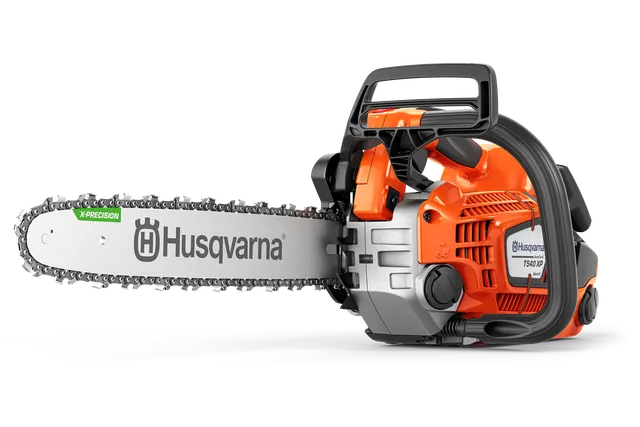 A Husqvarna láncfűrész oldalnézete látható lánccal és fogantyúval.