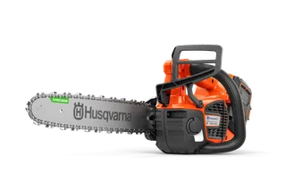 Vy från sidan av en motorsåg från Husqvarna med synlig märkning och ergonomiskt handtag.