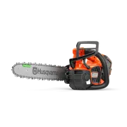 Vy från sidan av en motorsåg från Husqvarna med synlig märkning och ergonomiskt handtag.