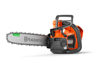 Sidovy av en Husqvarna-motorsåg med synlig märkning på klingan.