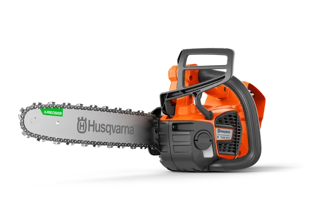 Вид ланцюгової пилки Husqvarna збоку з видимими літераціями на лезі.