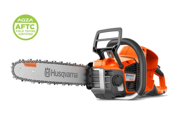 Вид збоку на ланцюгову пилку Husqvarna з напрямною шиною й ланцюгом, студійний знімок із значком AGZA AFTC.