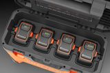 Вигляд зверху - футляр для зберігання акумуляторів Husqvarna з чотирма акумуляторами всередині.