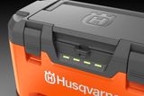 Крупний план вітрини з продуктом Husqvarna зі світловими індикаторами.