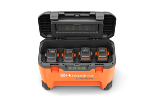 Вигляд зверху - футляр для зарядного пристрою Husqvarna, що містить чотири акумулятори.