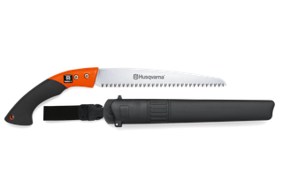 Vue latérale d’une scie à main Husqvarna avec gaine de protection.