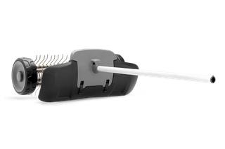 DT600 Vertikutierer. Seitenansicht eines Gartengeräte-Anbaugeräts mit Metallzinken und Handgriff.