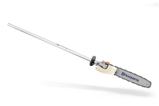 Vue latérale d’une scie à perche Husqvarna avec une longue barre d’action.