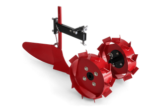 Vooraanzicht van een ploegbevestiging met twee puntige wielen.