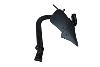 Vue latérale d’un accessoire de chasse-neige pour un outil de jardinage.