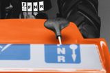 Primer plano de la palanca de cambios de un tractor con indicadores de marcha.