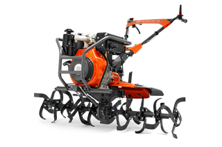 用于土壤耕作的具有多个耙齿的 Husqvarna 富世华微耕机的侧视图。