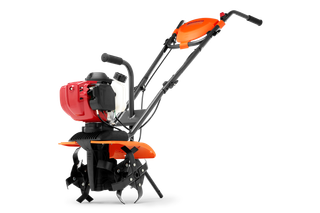 Zijaanzicht van een Husqvarna tuinfrees met ergonomische handgrepen en roterende messen.