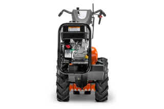HUSQVARNA TR 430. Vista trasera de una motoazada en la que se muestran el motor y las palancas de control.