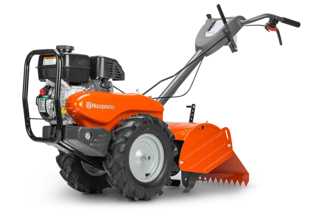 HUSQVARNA TR 430. Vista lateral de una motoazada Husqvarna con ruedas robustas y un motor potente.