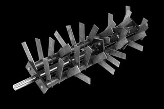 Bovenaanzicht van een metalen roterende helmstok met meerdere scherpe messen.